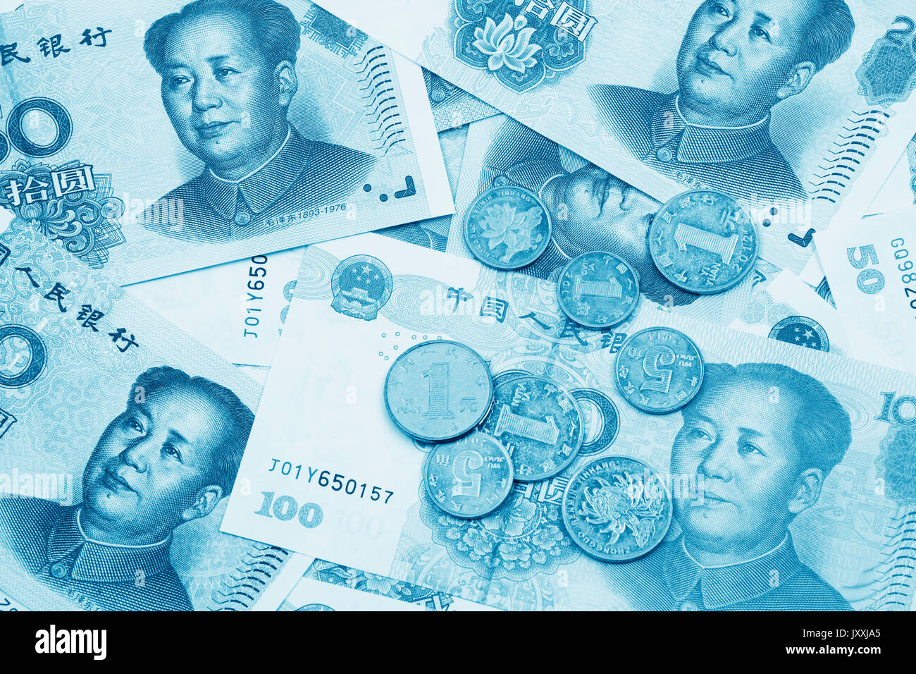 Collage d'arrière-plan de RMB chinois Yuan ou billets de banque et des pièces en euros avec le président Mao sur l'avant de chaque projet de loi Banque D'Images