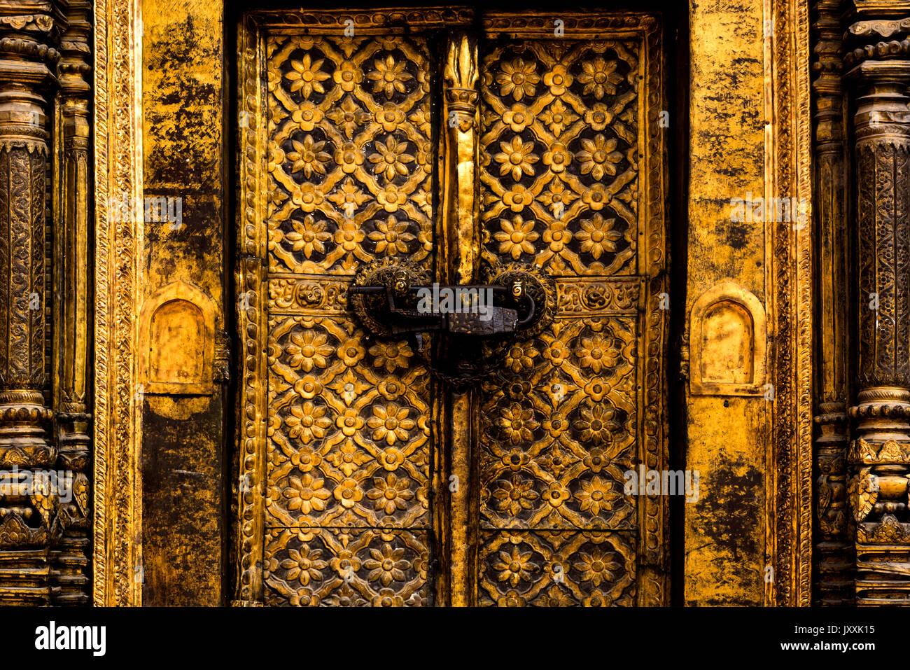 Résumé fond de porte d'or conçu par golden texture verrouillé par serrure vintage Banque D'Images