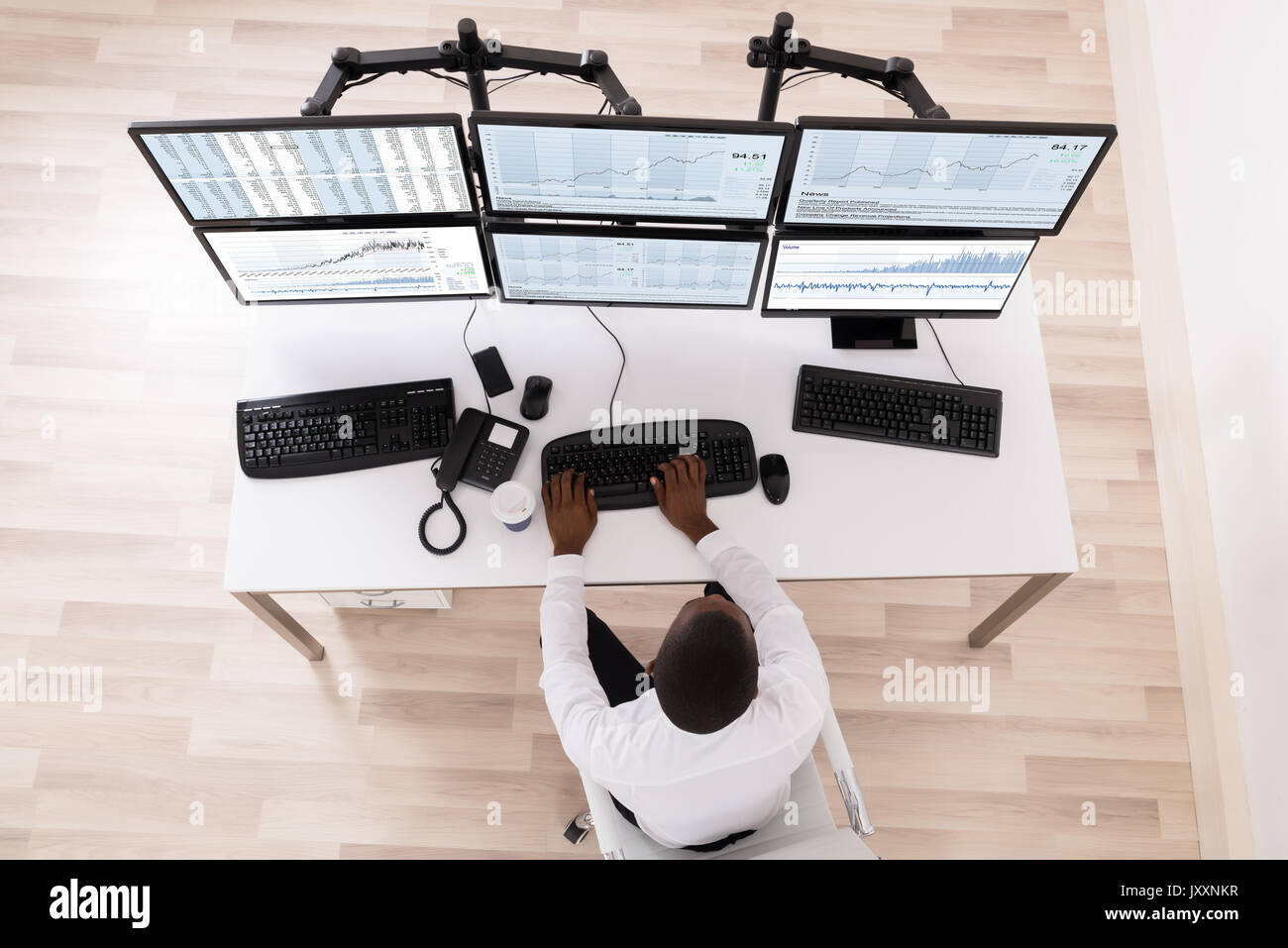 Portrait de courtier à la bourse à des graphiques sur ordinateur Banque D'Images