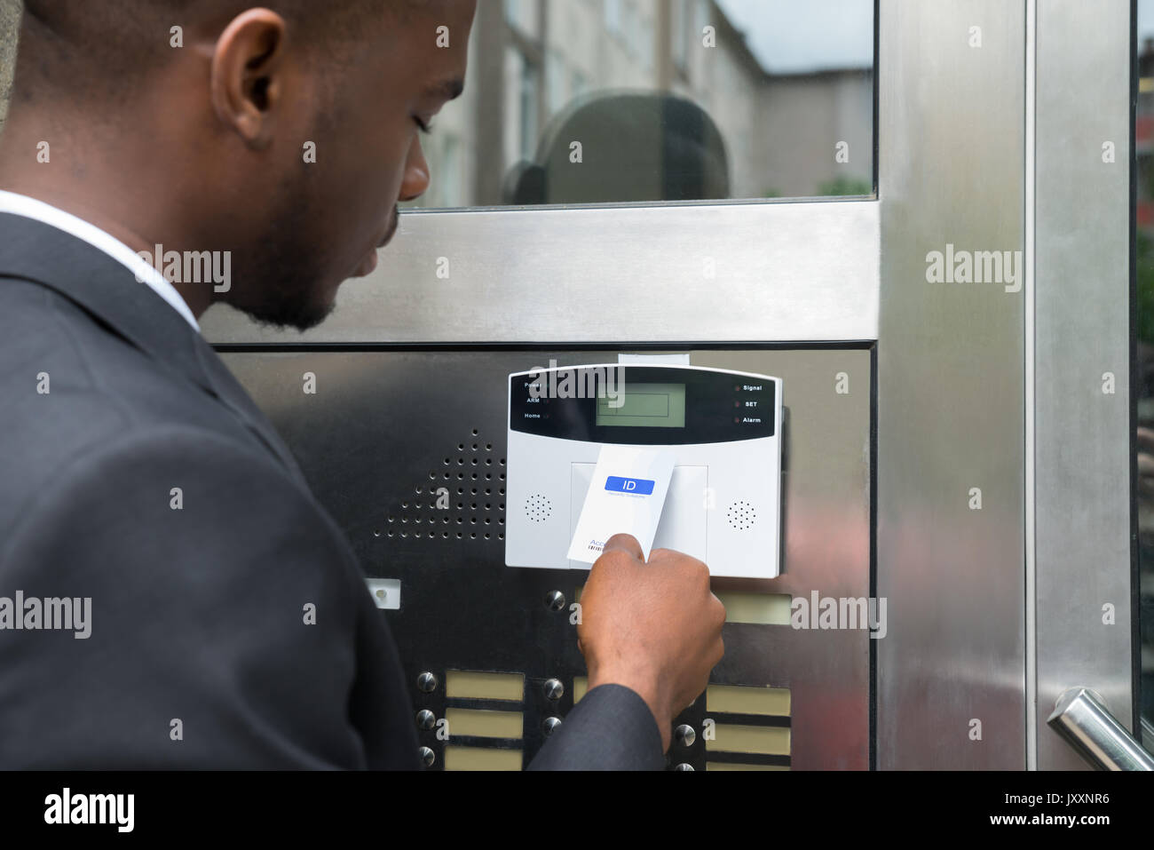 Close-up of Young African Businessman Using carte clé pour ouvrir la porte Banque D'Images