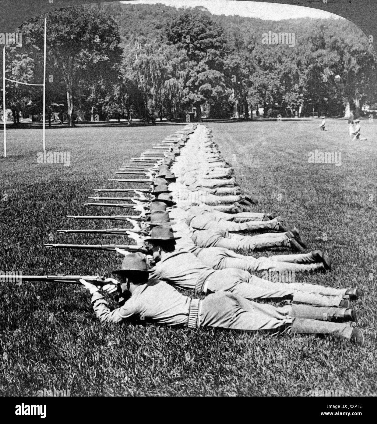 Übung, Scharmützel Kadetten der Militärakademie West Point, New York, USA 1900. Percer la ligne d'escarmouche, les cadets de l'académie militaire de West Point, New York, USA 1900. Banque D'Images