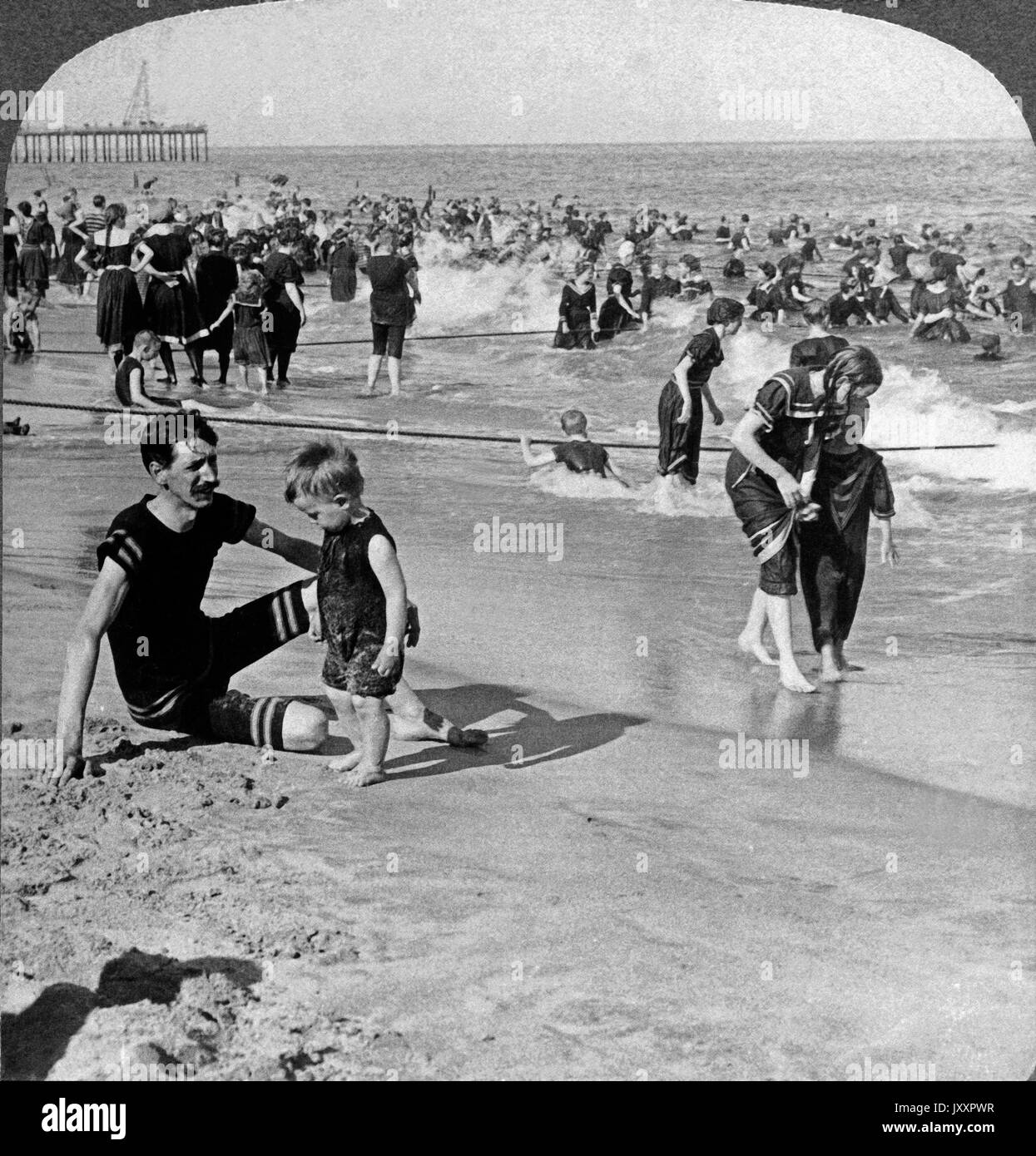 Neptuns Lächeln - am Strand von Asbury Park, New Jersey, USA 1901. Le Sourire de Neptune - vieux disjoncteurs fringant ludique de l'océan sur la plage de Asbury Park., N.J., USA 1901 Banque D'Images