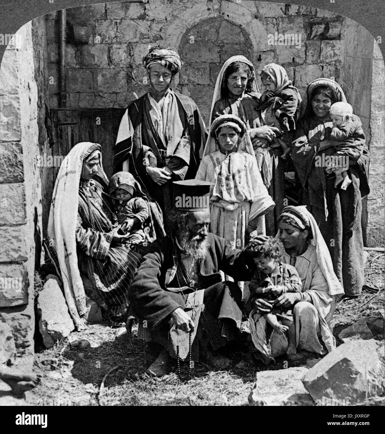 Griechischer Ein Priester segnet mourir dans Dorfkinder Rama, Palestine 1900. Un prêtre grec bénédiction les enfants du village de Rama, Palestine 1900. Banque D'Images