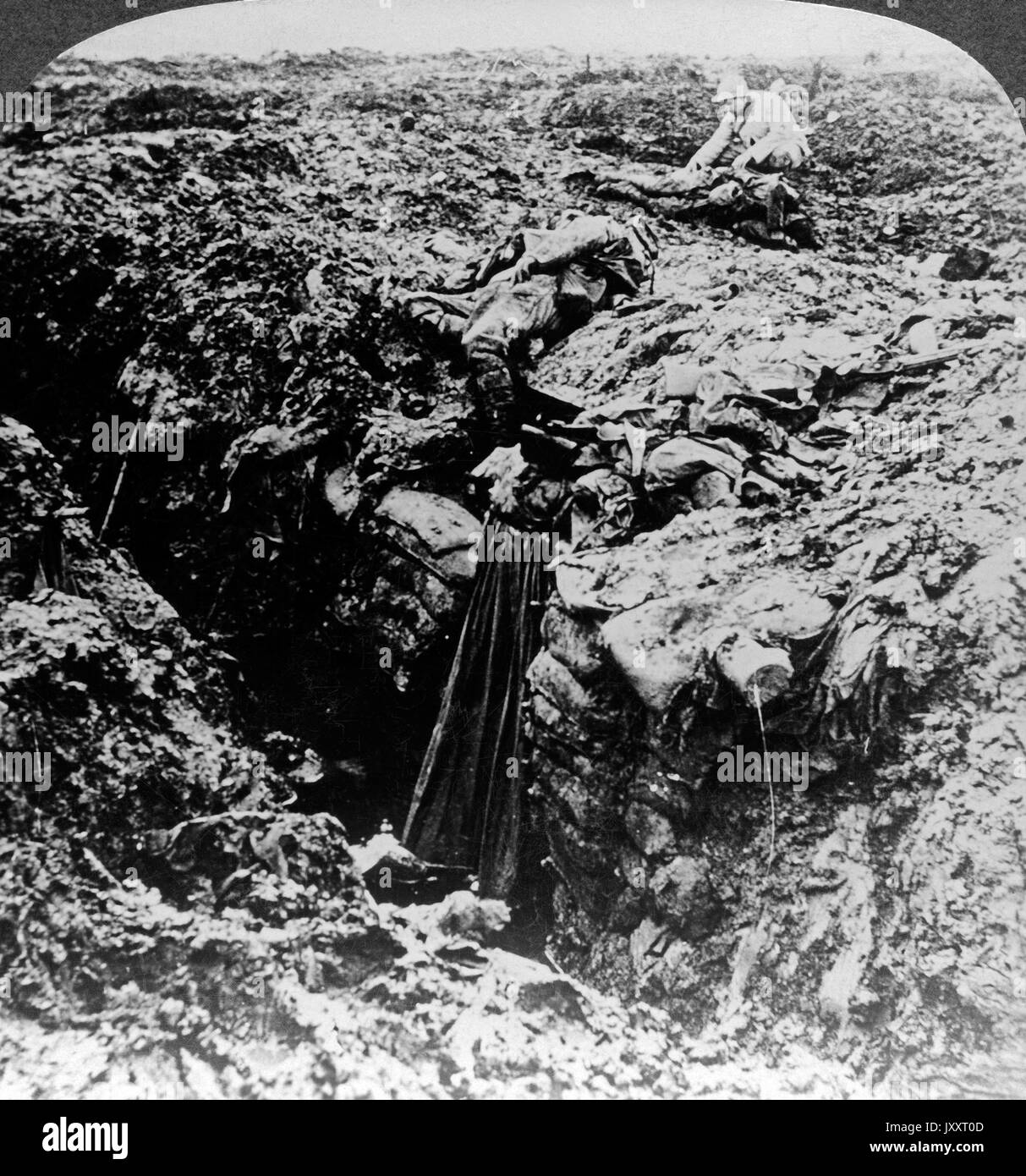 Elend nach der Schlacht, Frankreich 1918. 'À travers les prés semés de shrapnel maladif, violée par la mort seul' - après la bataille, France 1918. Banque D'Images