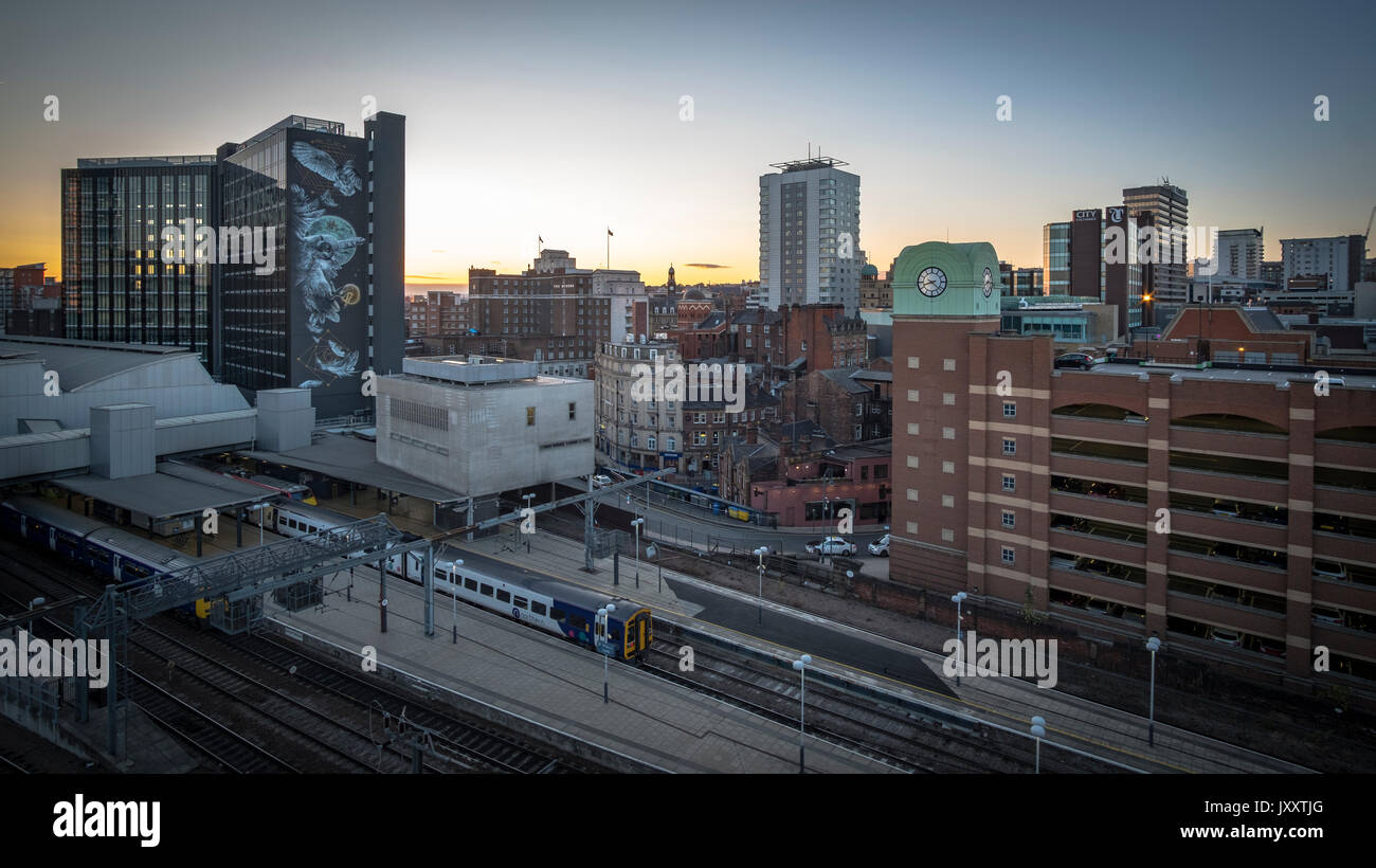 Une vue magnifique sur le coucher du soleil à Leeds dans l'été de 2017 Banque D'Images