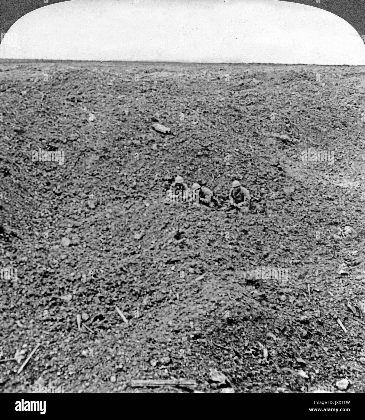 Im Granatenkrater, Frankreich 1917. Vers le bas dans le cratère de shell, France 1917. Banque D'Images