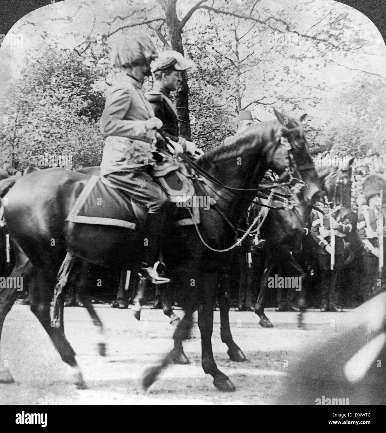 Ein König ohne Land : König Albert I. von Belgien (hinten) zu Pferd, ca. 1915. Un roi sans pays : Le Roi Albert I de Belgique (2e figure), ca. 1915. Banque D'Images