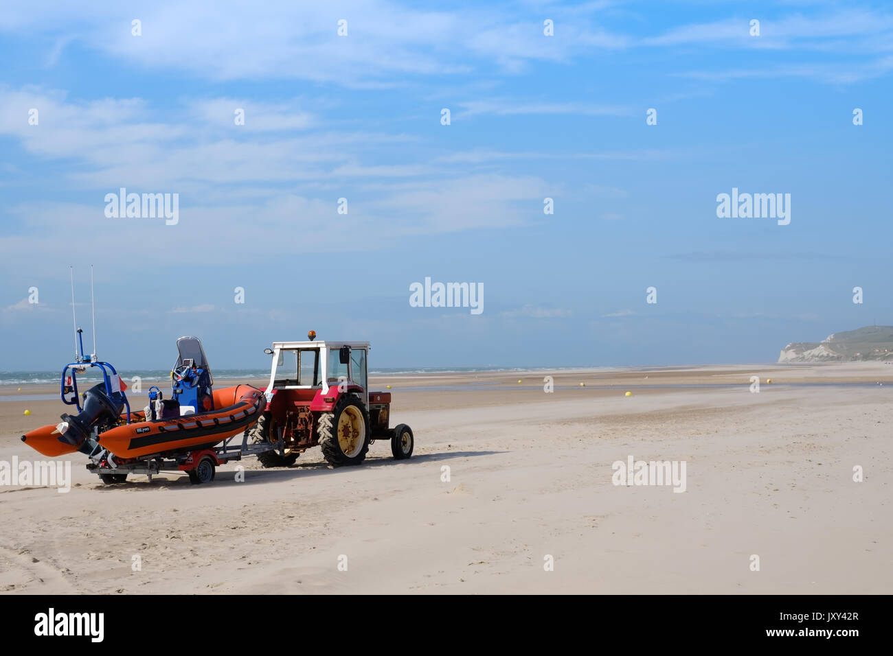 WISSANT, FRANCE - Le 20 juillet - Le tracteur avec le bateau de sauvetage sur plage de sable Banque D'Images