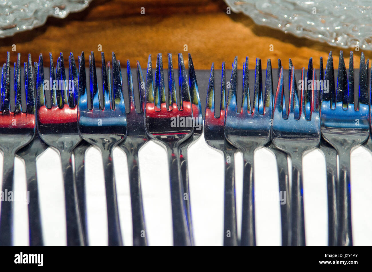 Un grand groupe de fourche sur une table de buffet Banque D'Images