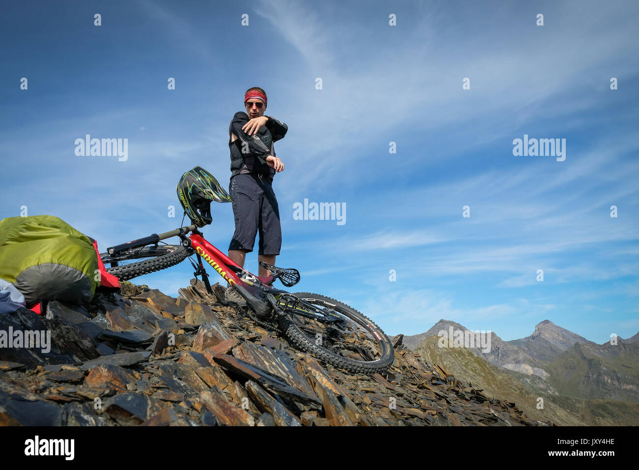 Dans les Pyrénées françaises (sud de la France), Alexis Righetti, demandeur d'adrénaline et très talentueux biker, ride the mountain à l'extrême. Aragnouer - FRA Banque D'Images