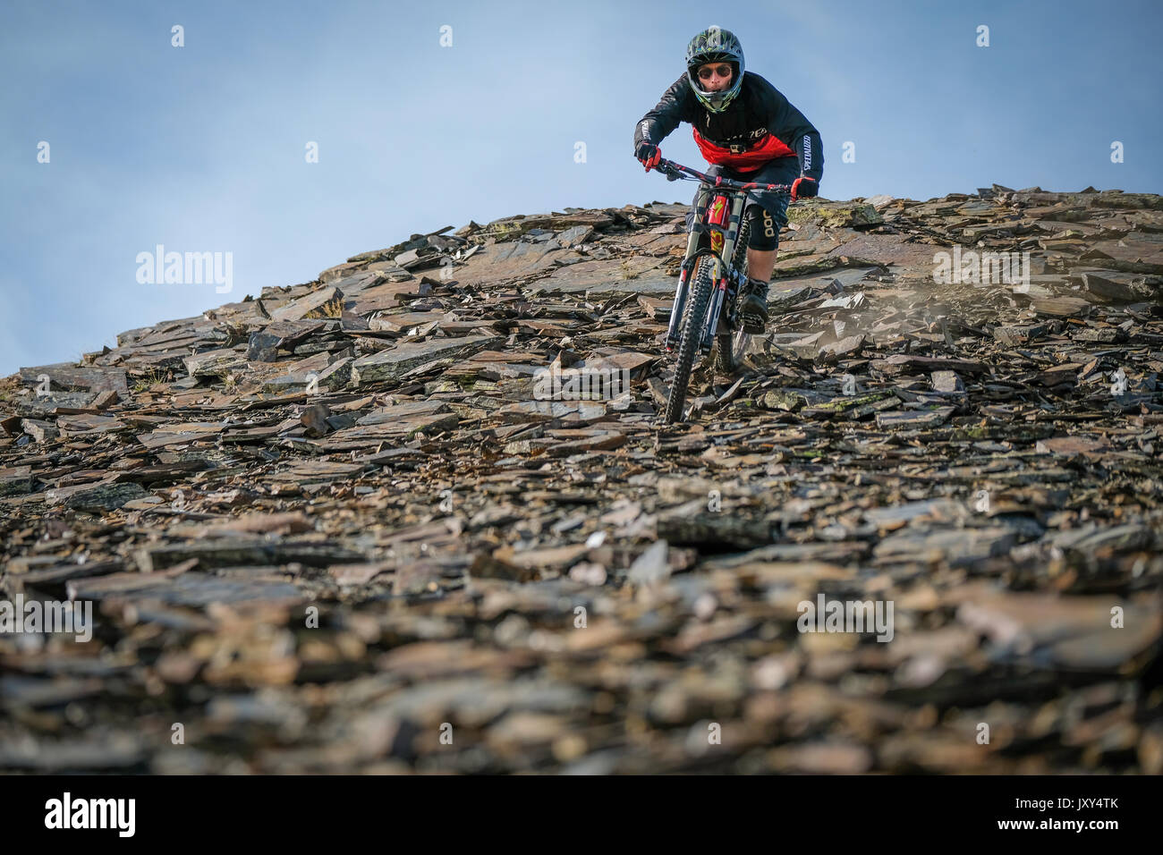 Dans les Pyrénées françaises (sud de la France), Alexis Righetti, demandeur d'adrénaline et très talentueux biker, ride the mountain à l'extrême. Aragnouer - FRA Banque D'Images