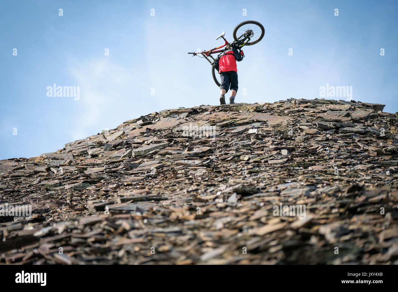 Dans les Pyrénées françaises (sud de la France), Alexis Righetti, demandeur d'adrénaline et très talentueux biker, ride the mountain à l'extrême. Aragnouer - FRA Banque D'Images