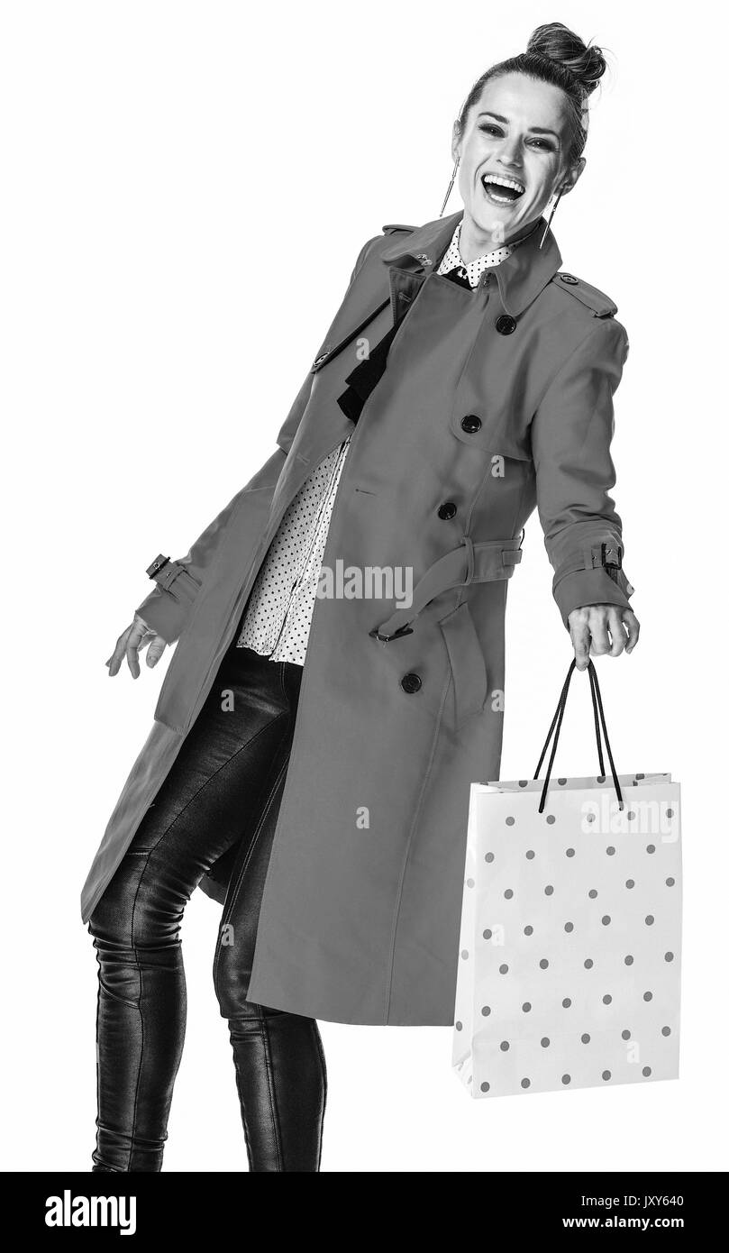 Garder l'automne lumineux. Full Length portrait of smiling woman in trendy manteau rouge isolé sur fond blanc avec du jaune panier Banque D'Images Garder l'automne lumineux. Full Length portrait of smiling woman in trendy manteau rouge isolé sur fond blanc avec du jaune panier Banque D'Images