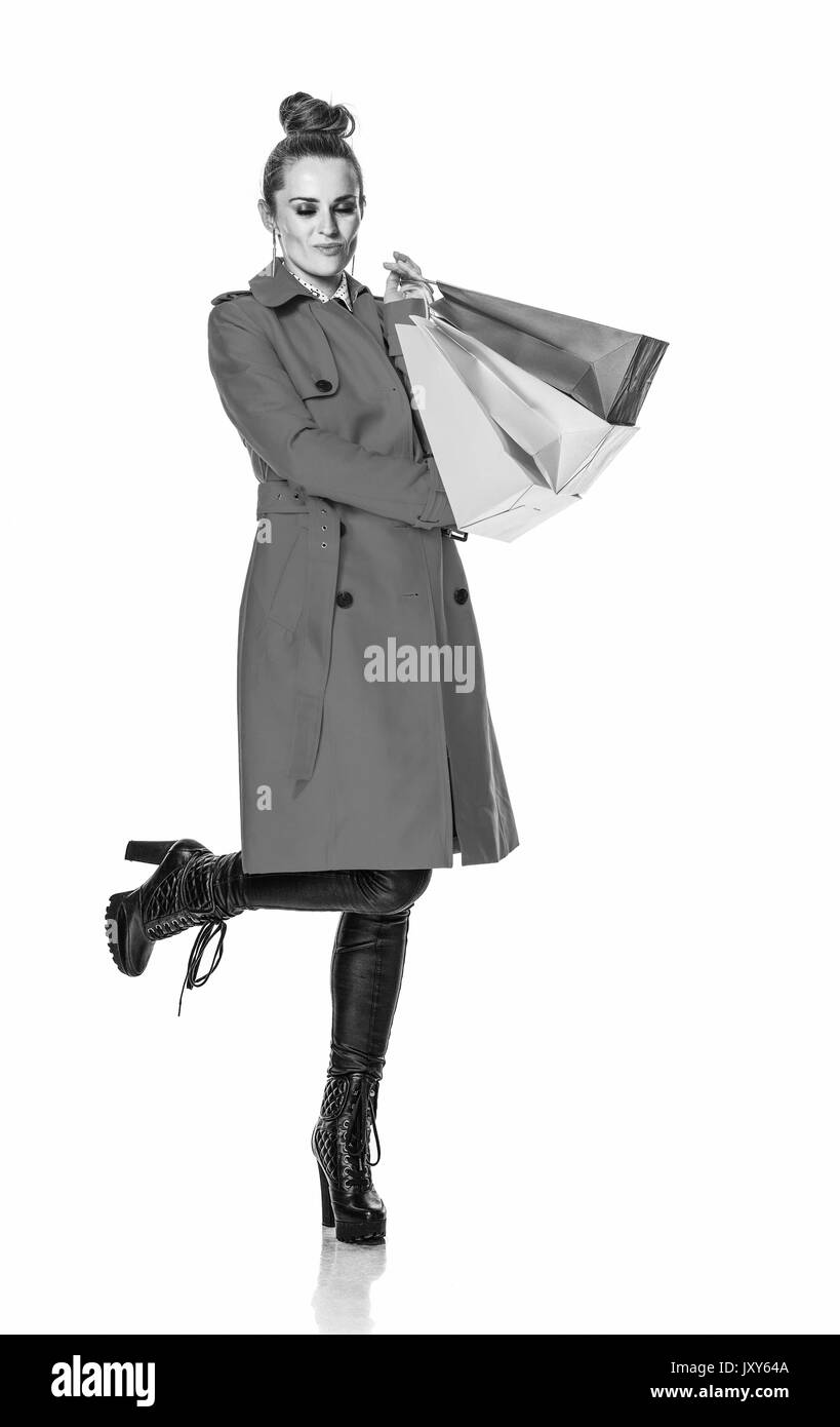 Garder l'automne lumineux. Portrait de femme moderne heureux en manteau rouge isolé sur fond blanc with shopping bags Banque D'Images Garder l'automne lumineux. Portrait de femme moderne heureux en manteau rouge isolé sur fond blanc with shopping bags Banque D'Images