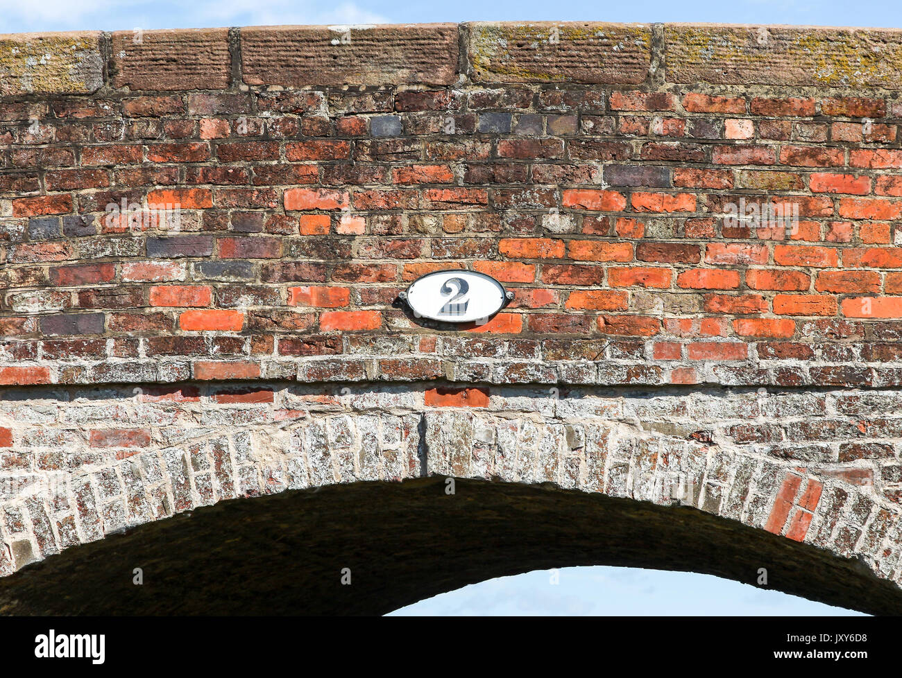 Une plaque sur un pont-canal disant numéro 2 Banque D'Images
