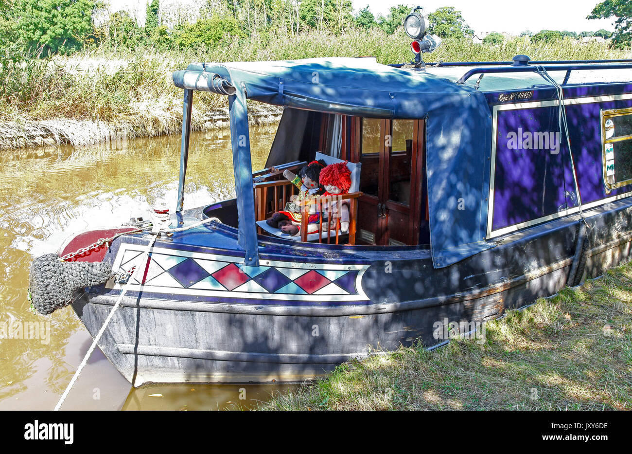 Deux poupées de chiffon sur un canal étroit ou bateau bateau sur le canal de Llangollen, Cheshire, England, UK Banque D'Images