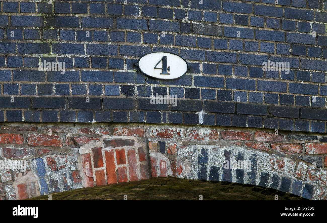 Une plaque sur un pont-canal disant numéro 4 Banque D'Images