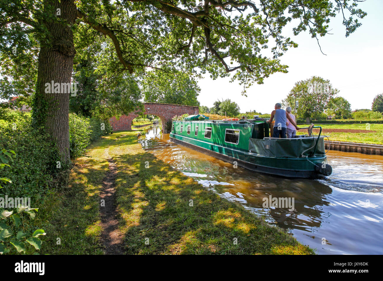 Un petit bateau sous le pont numéro 5, Platt's Bridge, sur le sentier du canal de Llangollen, Burland, Cheshire, England, UK Banque D'Images