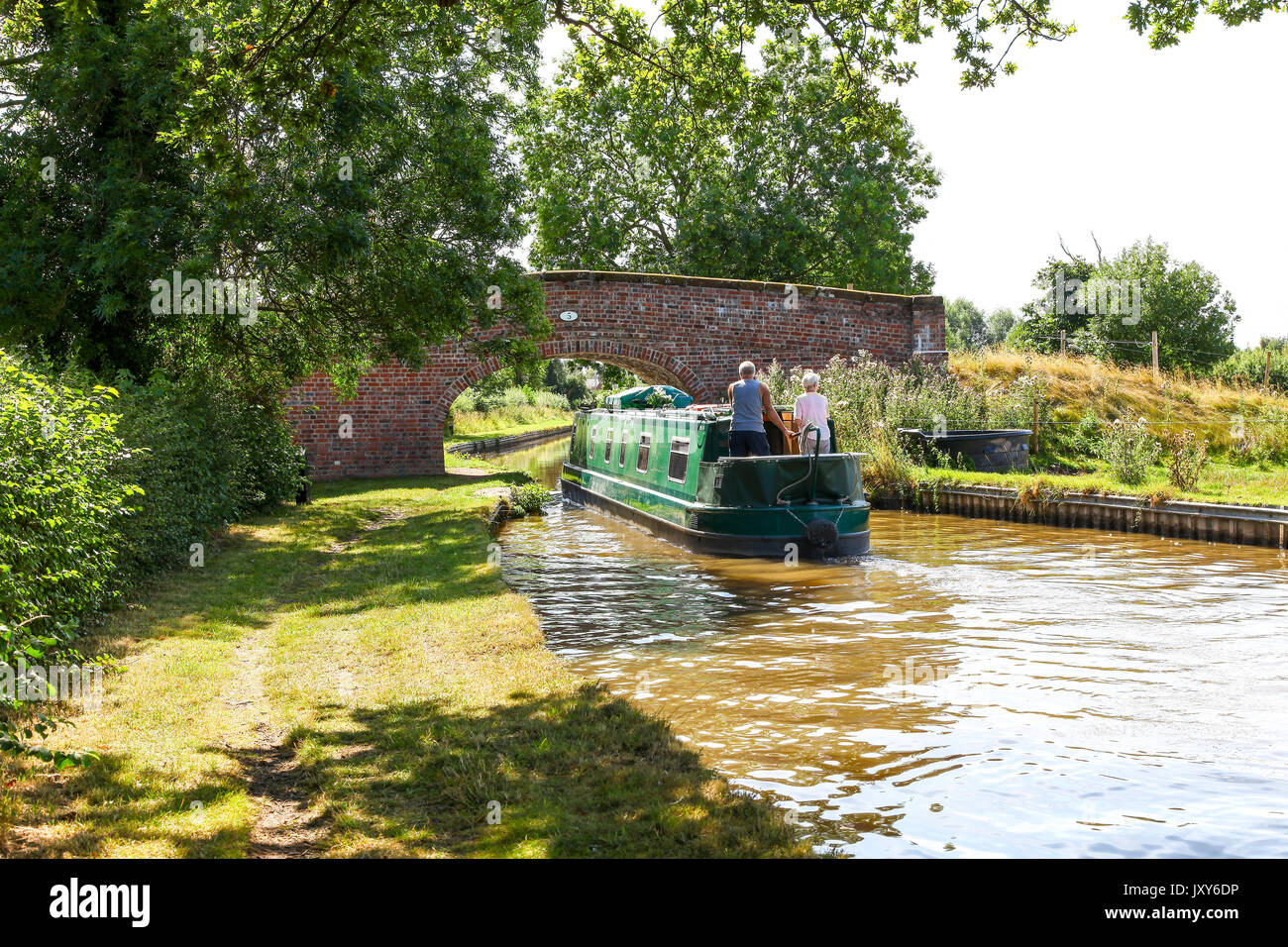Un petit bateau sous le pont numéro 5, Platt's Bridge, sur le sentier du canal de Llangollen, Burland, Cheshire, England, UK Banque D'Images