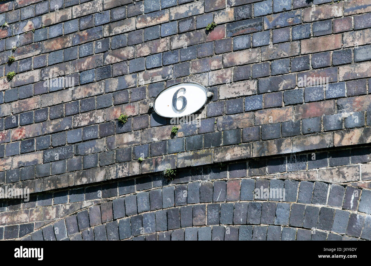 Une plaque sur un pont-canal disant numéro 6 Banque D'Images