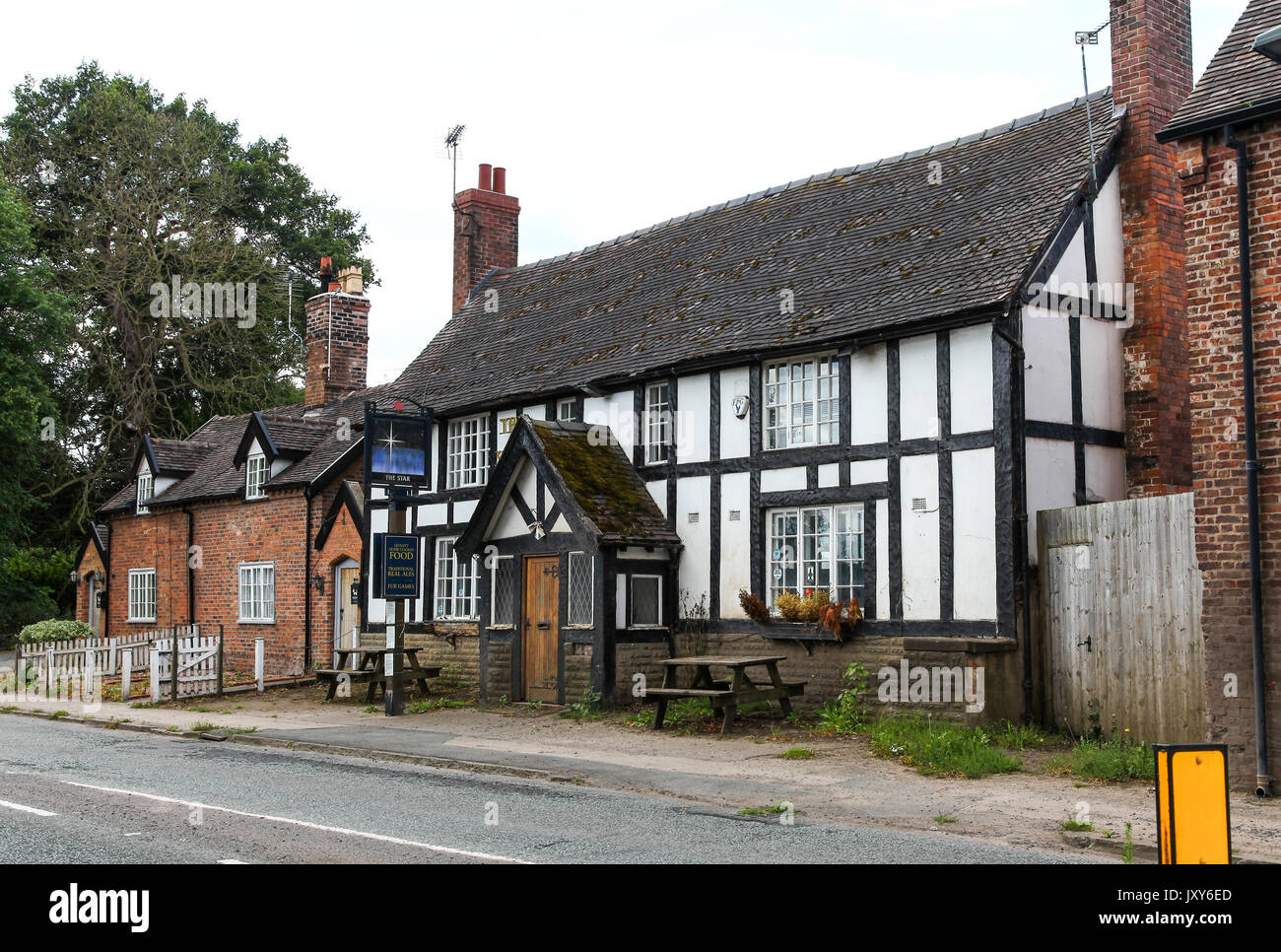 L'ancienne Star public house ou pub ou inn, maintenant fermée et transformée en appartements à Acton, Cheshire, England, UK Banque D'Images