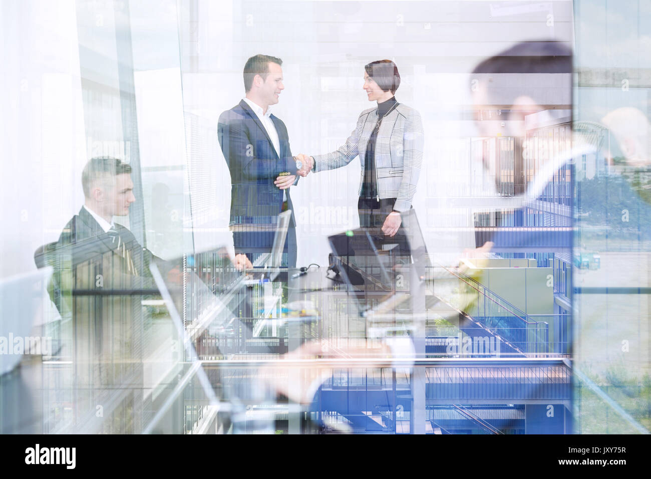 Business people shaking hands in moder bureau d'entreprise. Banque D'Images