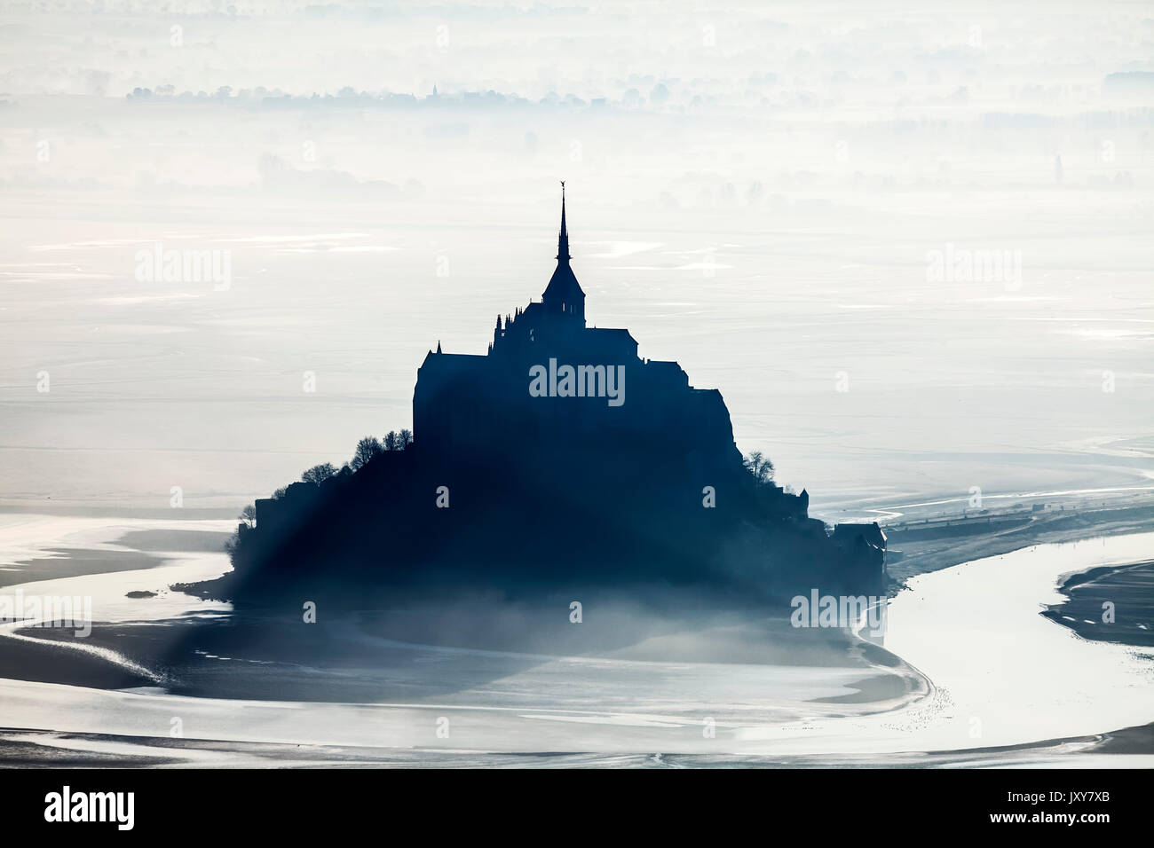 Le Mont-Saint Michel (Saint Michael's Mount) dans la brume matinale, vue aérienne Banque D'Images