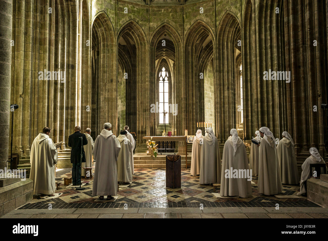 Mont Saint-Michel (Saint Michael's Mount), Normandie, nord-ouest de la France, sur 2014/06/05 : Fraternités Monastiques de Jérusalem, prière à l'abbaye chur Banque D'Images