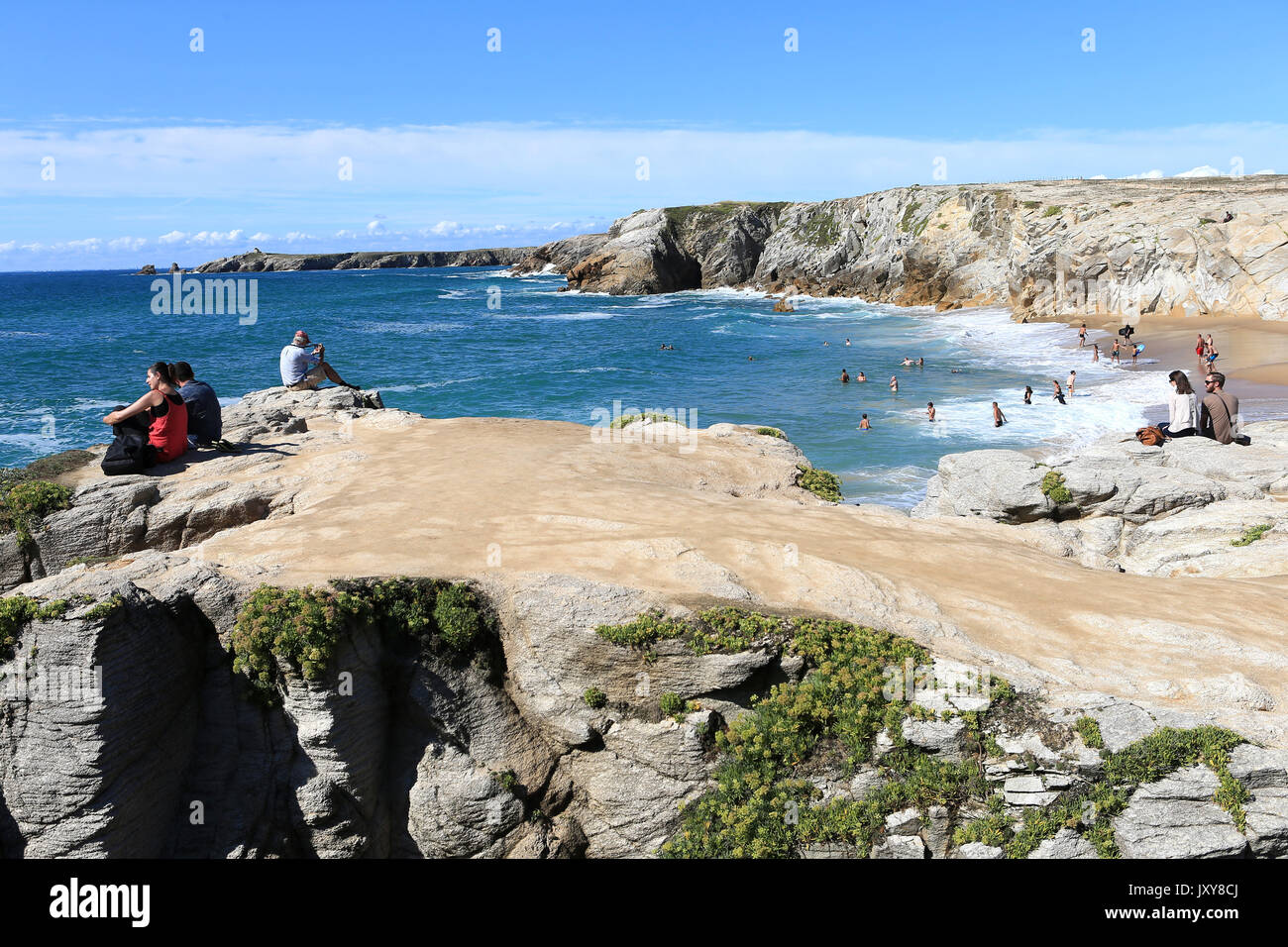 Presqu'île de Quiberon (Normandie, nord-ouest de la France) : la côte  sauvage qui entoure le port Bara, en été. Les gens sur les rochers  surplombant la plage Photo Stock - Alamy