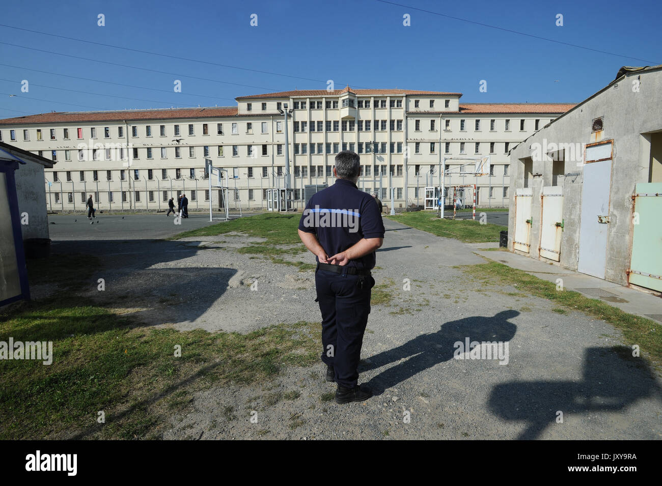 Saint-Martin-de-Re sur 2015/10/02 : gardien de prison prisonniers regardent  dans la cour de la prison Photo Stock - Alamy