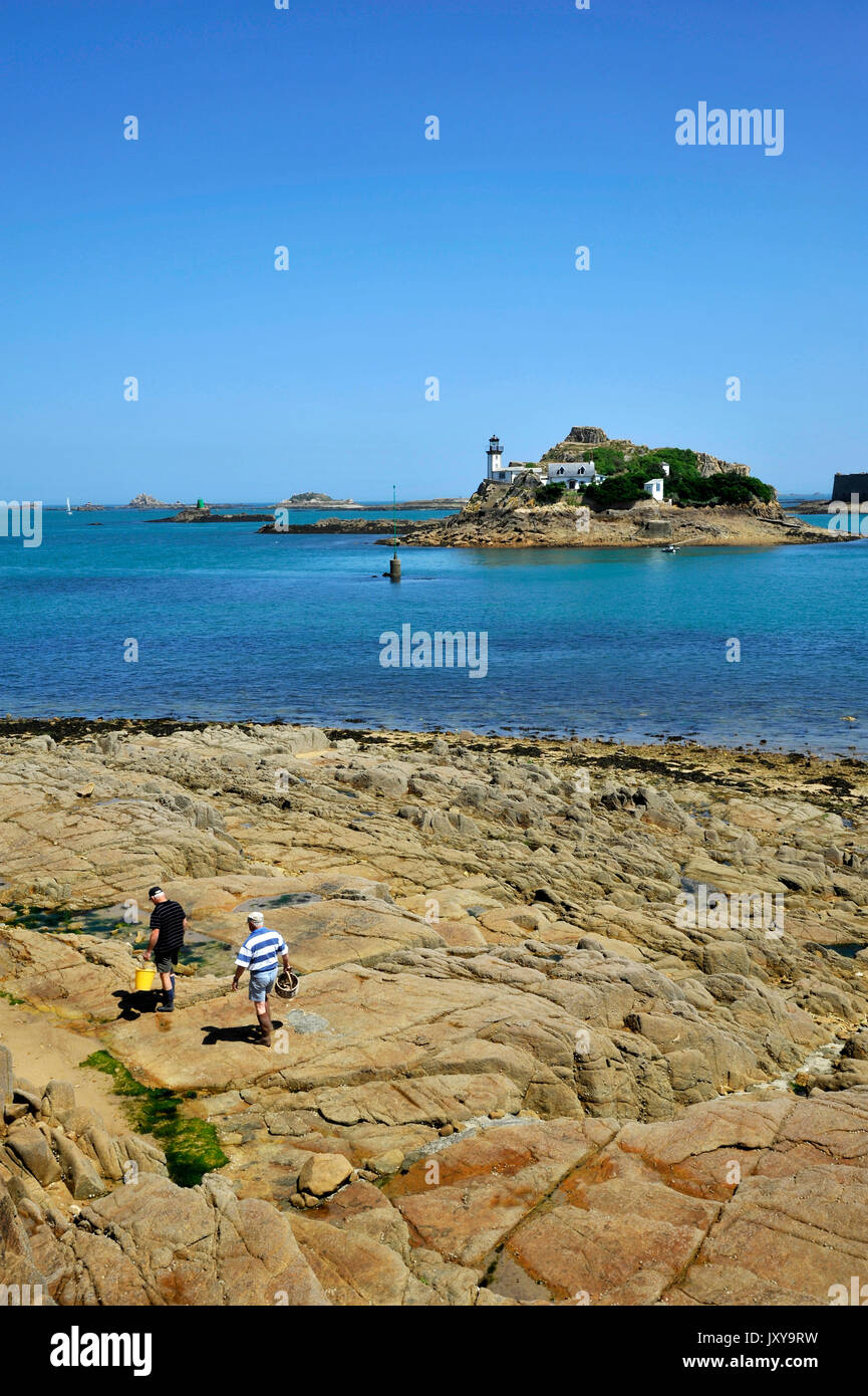Le phare et la maison du gardien sur Louet Île de la baie de Morlaix, Carantec (Bretagne, nord-ouest de la France). Le Château du Taureau" en e Banque D'Images