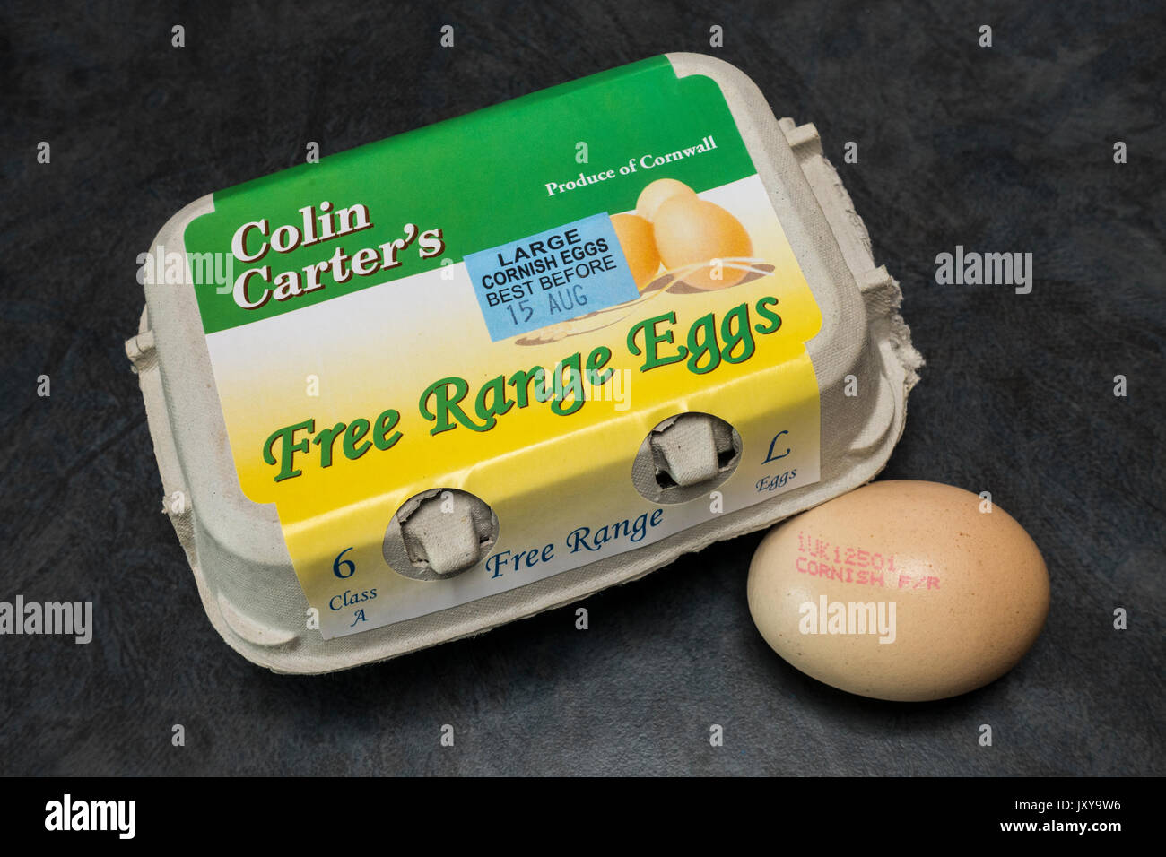 Une boîte fermée de six Colin Carter's free range oeufs Cornish (avec l'une sur l'affichage) de Hazelton ferme, Perranwell, Truro, Cornwall, England, UK. Banque D'Images