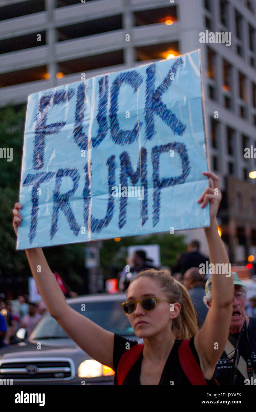 Les manifestants à Philadelphie, participer à un rassemblement contre le nationalisme blanc et d'autres formes de racisme et de haine organisée par le plaidoyer interreligieux Banque D'Images