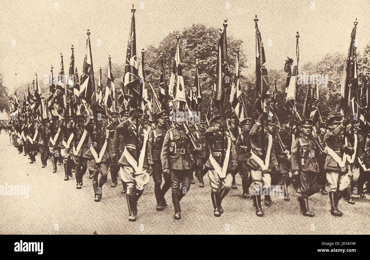 1919 -APRÈS LA PREMIÈRE GUERRE MONDIALE, les couleurs du régiment impérial (Imperial) Troupes de mars, un défilé de la victoire Banque D'Images