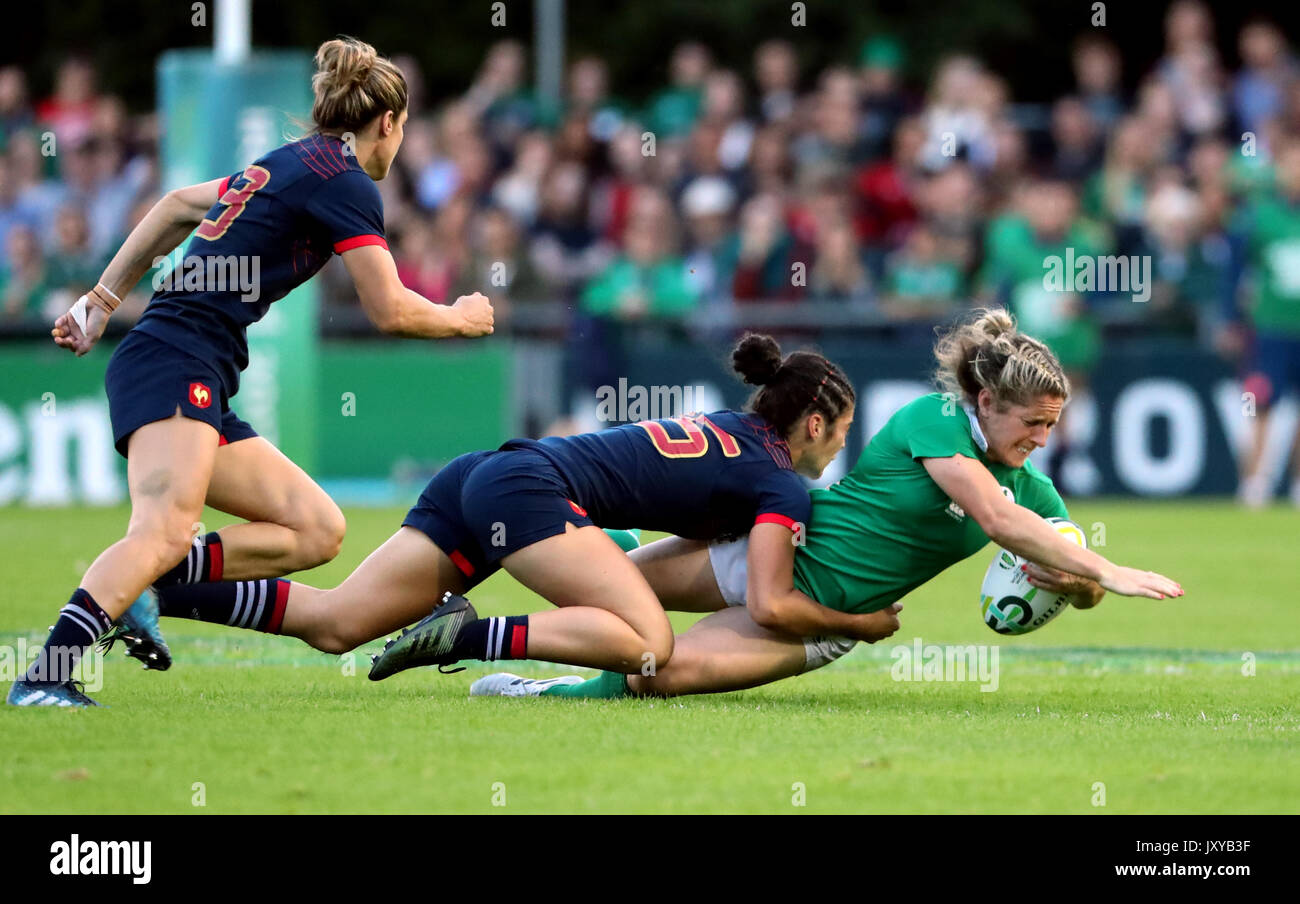 L'Irlande Alison Miller est abordé par la France s'attaque à l'Irlande Montserrat Amédée 2017 la Coupe du Monde féminine, le bassin C correspondent à l'UCD Bol, Dublin. Banque D'Images