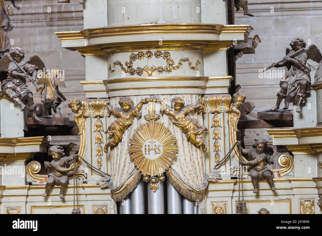 Jaen, Espagne - mai 2016, 2 : Détail de la tourelle supérieure de la boîte de l'orgue avec les anges musiciens, est sur le chœur dans le côté de l'épître de la Banque D'Images