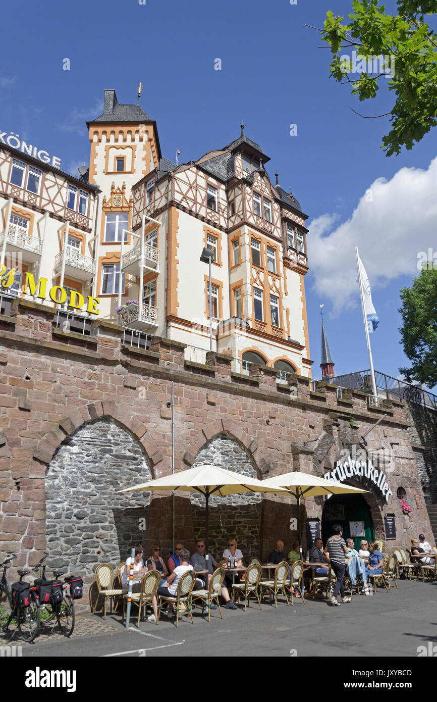 Le restaurant de l'hôtel Drei Koenige et Brueckenkeller, Bernkastel-Kues, Moselle, Allemagne Banque D'Images