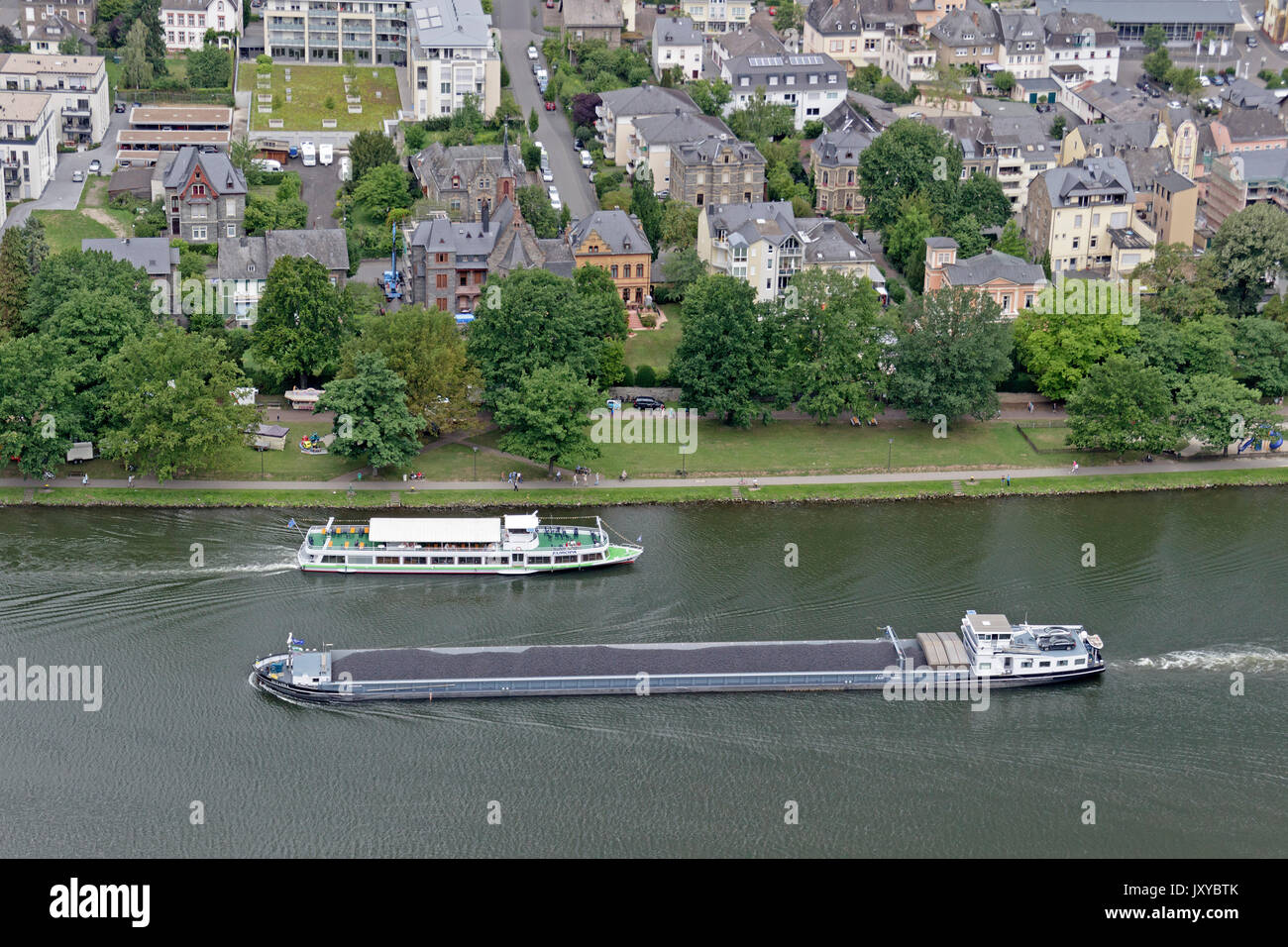 Bateau d'excursion passant Bernkastel-Kues, Moselle, Rhénanie-Palatinat, Allemagne Banque D'Images