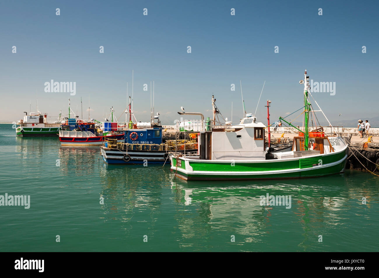 Bateaux de pêche dans le port de Kalk Bay Cape Town's côte de l'Océan Indien. Banque D'Images