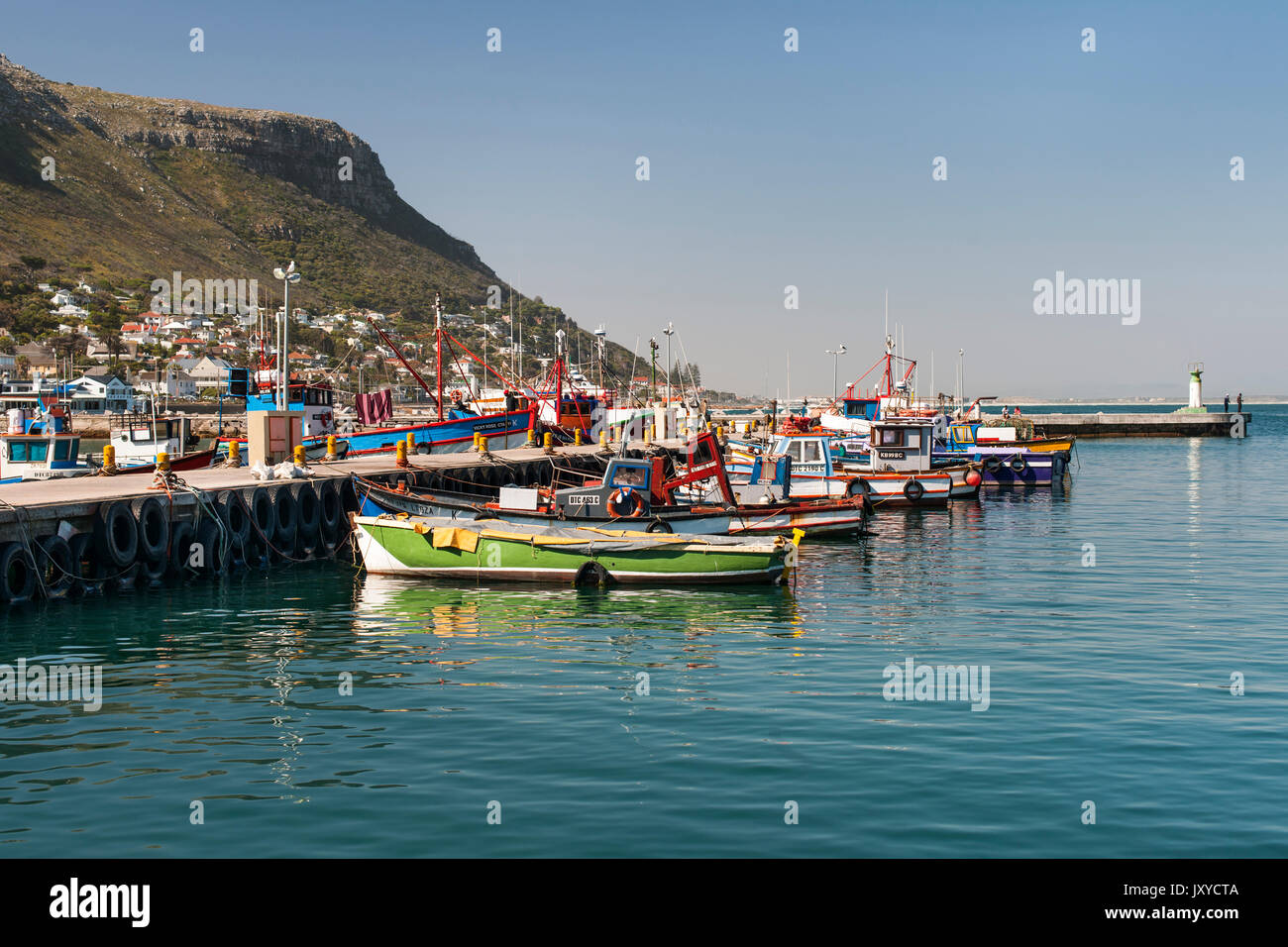 Bateaux de pêche dans le port de Kalk Bay Cape town's côte de l'océan indien. Banque D'Images