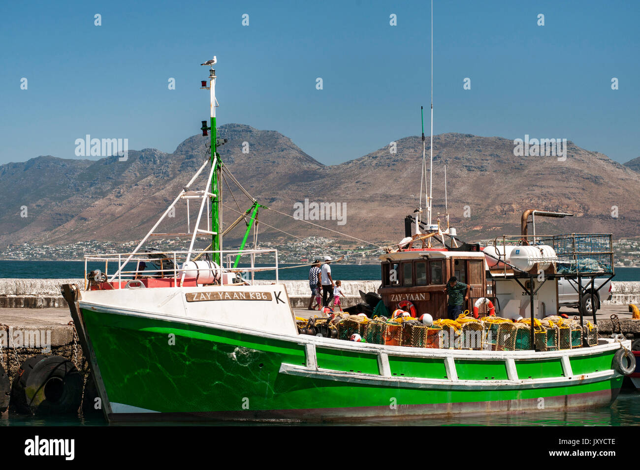 Bateau de pêche dans le port de Kalk Bay Cape town's côte de l'océan indien. Banque D'Images