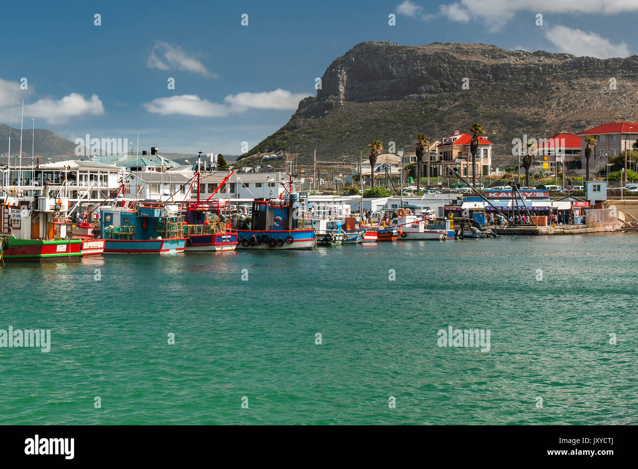 Bateaux de pêche dans le port de Kalk Bay Cape Town's côte de l'Océan Indien. Banque D'Images