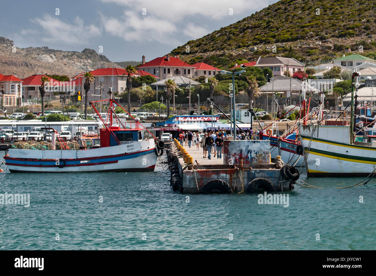 Bateaux de pêche dans le port de Kalk Bay Cape town's côte de l'océan indien. Banque D'Images
