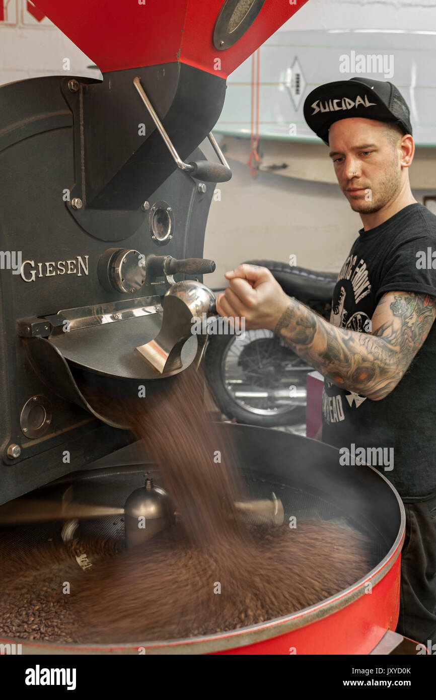 Les grains de café de torréfaction dans coffeeworks de luxe à Cape Town, Afrique du Sud. Banque D'Images
