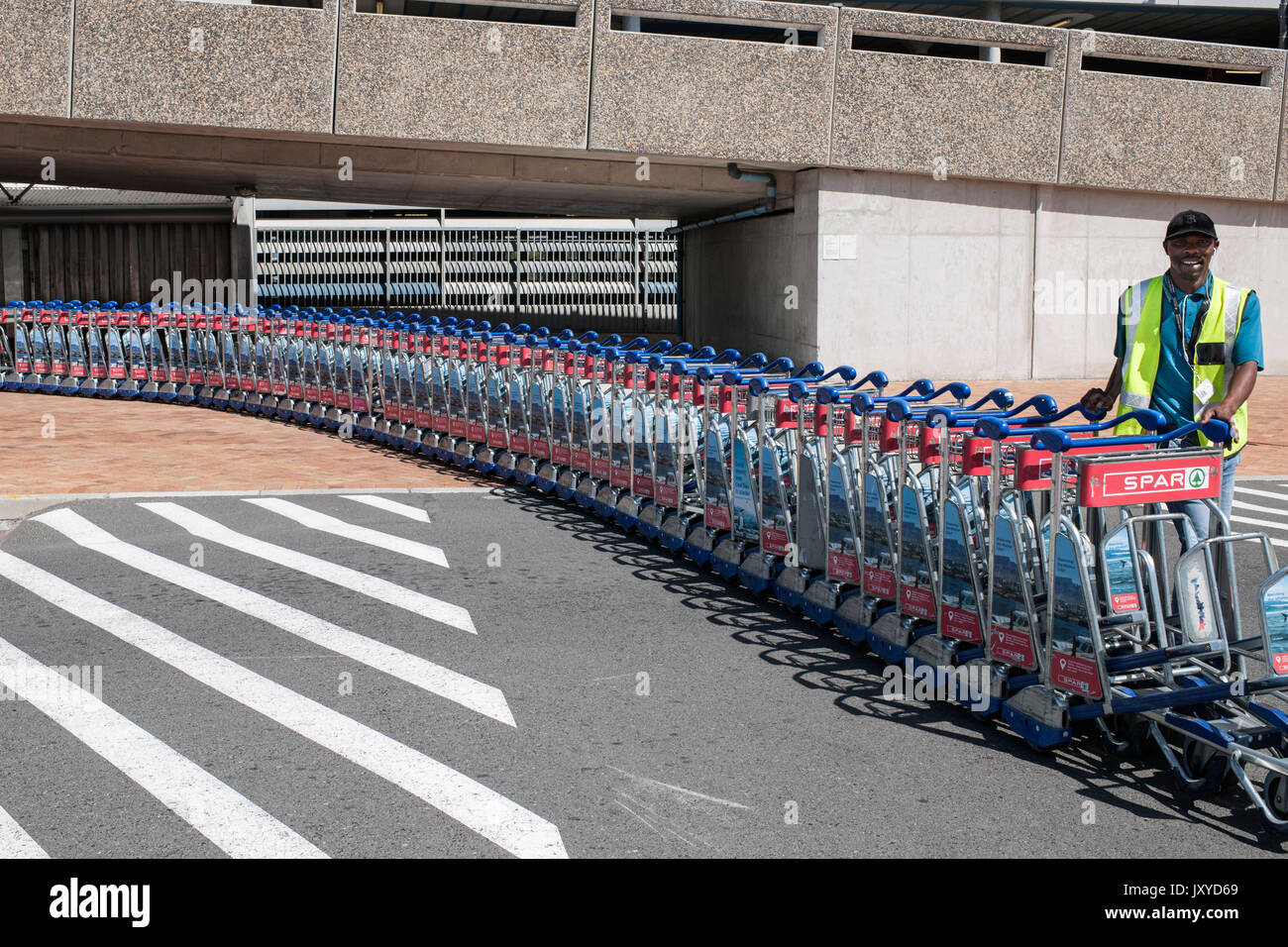 Chariots à bagages à l'aéroport international de Cape Town en Afrique du Sud. Banque D'Images