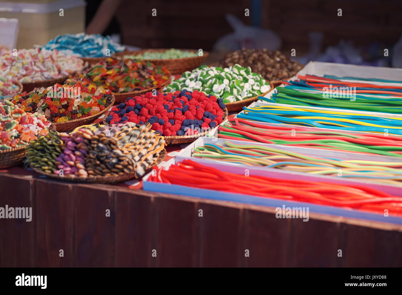Bonbons Bonbons colorés et Stand de nuit Banque D'Images