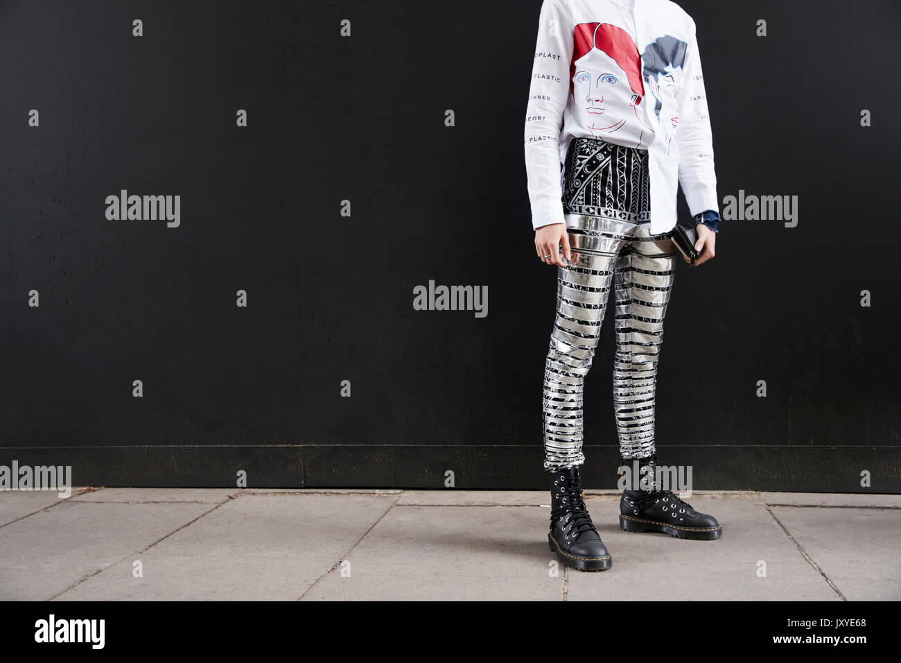 Dans l'homme pantalon à rayures métalliques et chemise blanche, horizontal Banque D'Images