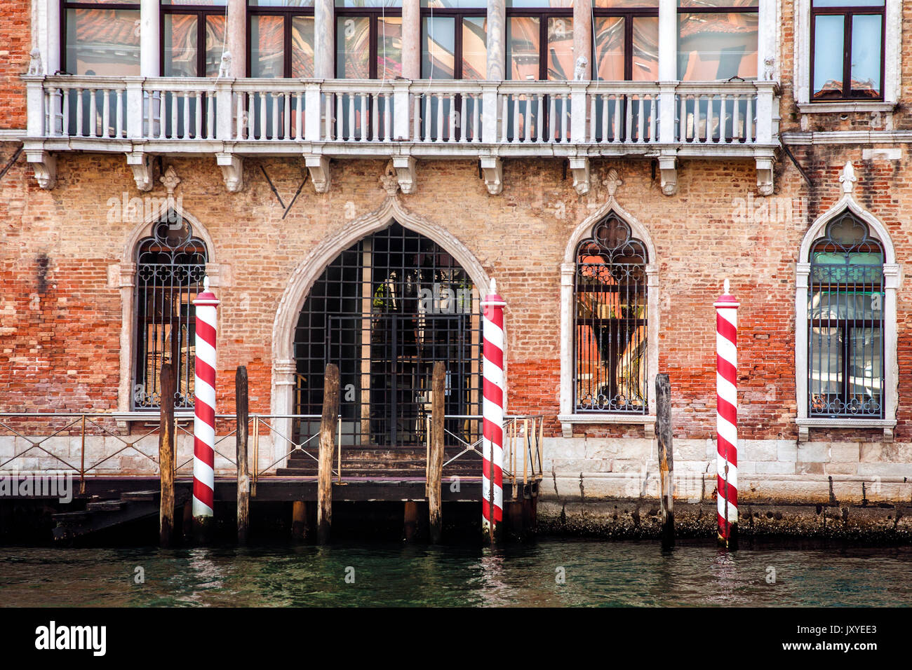 Entrée d'un bâtiment juste à côté du Grand Canal de Venise, Italie. Banque D'Images