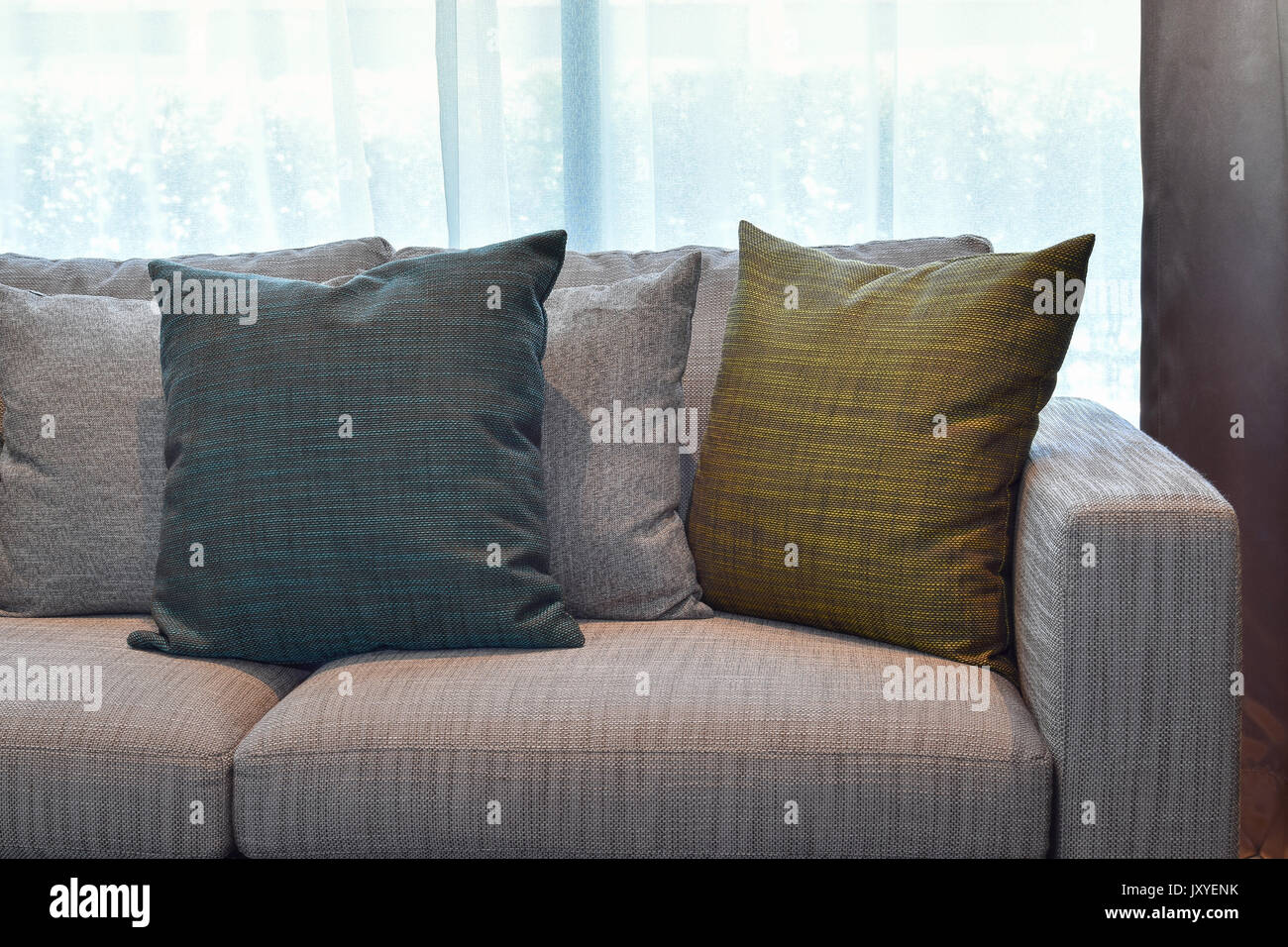 Coussin Deco Colore Sur Un Canape Dans Le Salon Photo Stock Alamy