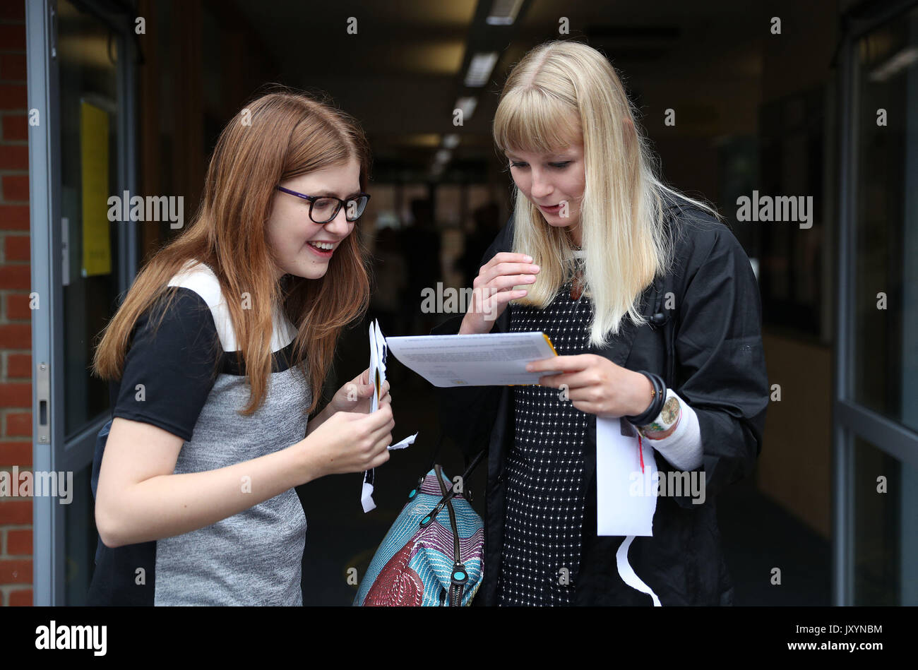 Mariadaira Ianni-Ravn les élèves (à droite) et Beth Thomas après avoir recueilli leurs résultats à un niveau Peter Symonds college à Winchester, Hampshire. Banque D'Images